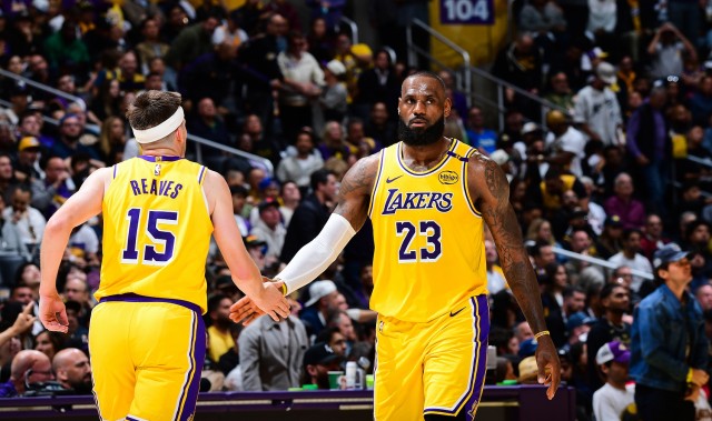 九游app官方下载-里夫斯场均至少25+5+5且进2.5+三分&amp;命中率50%+ 历史仅詹杜库做到